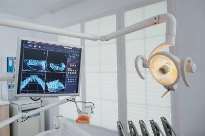 التصوير المقطعي بالكمبيوتر مخروطي الشعاع و زراعة الأسنان من الألف إلى الياء